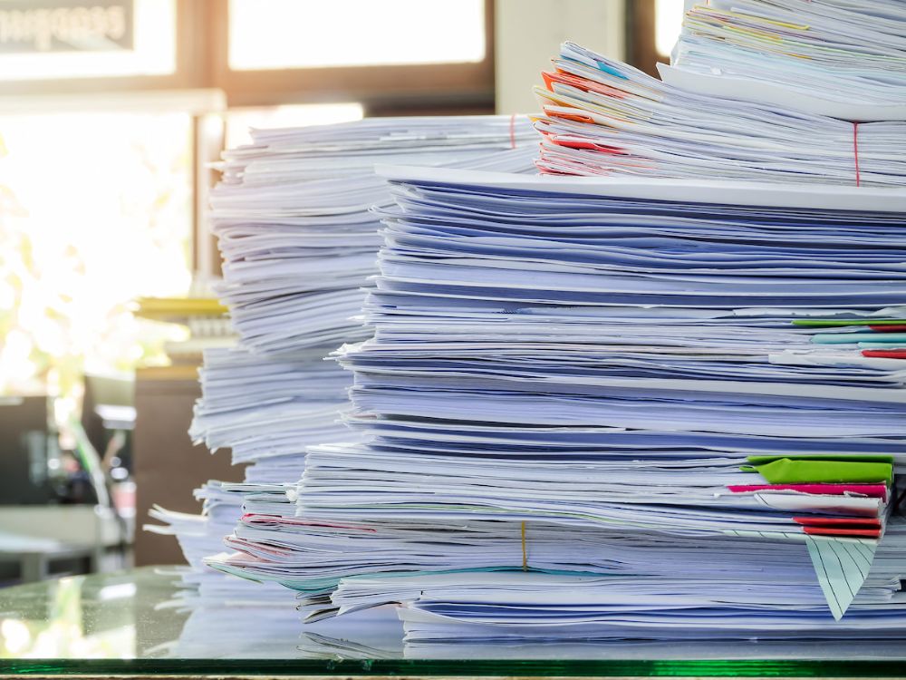 積み上げられた大量の書類